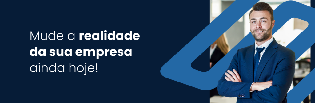 Banner com a frase 'Mude a realidade do seu negócio ainda hoje', e, ao lado, um empresário de braços cruzados.