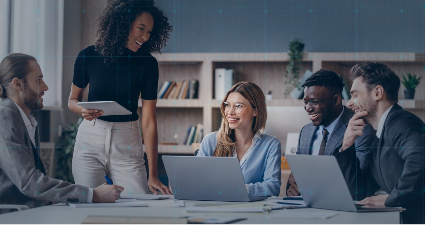 Orçamento descentralizado na prática, com todos os gestores em uma mesa fazendo uma reunião sobre o orçamento.